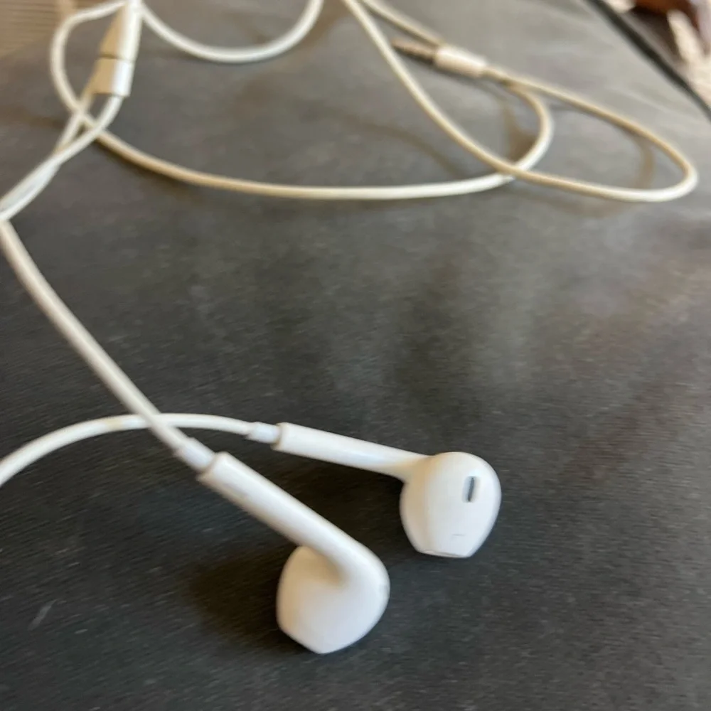 Apple EarPods Wired Headphones with 3.5mm Jack | Built-in Mic & Remote | White